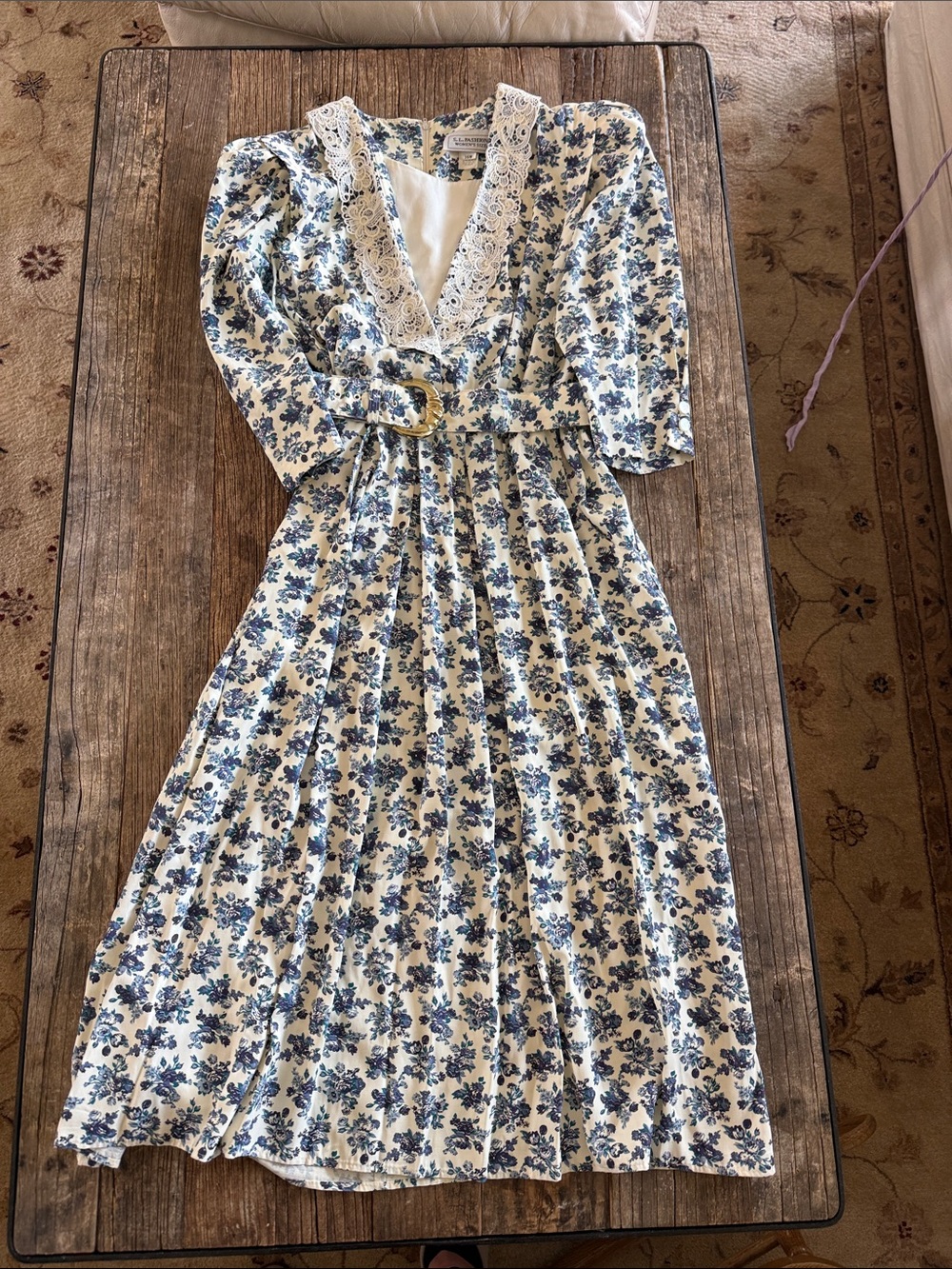 Absolutely fabulous vintage 80’s-90’s dress in excellent condition! Floral